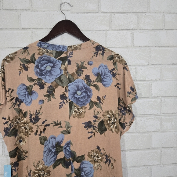 envision studio NWT floral tee - Picture 13 of 13